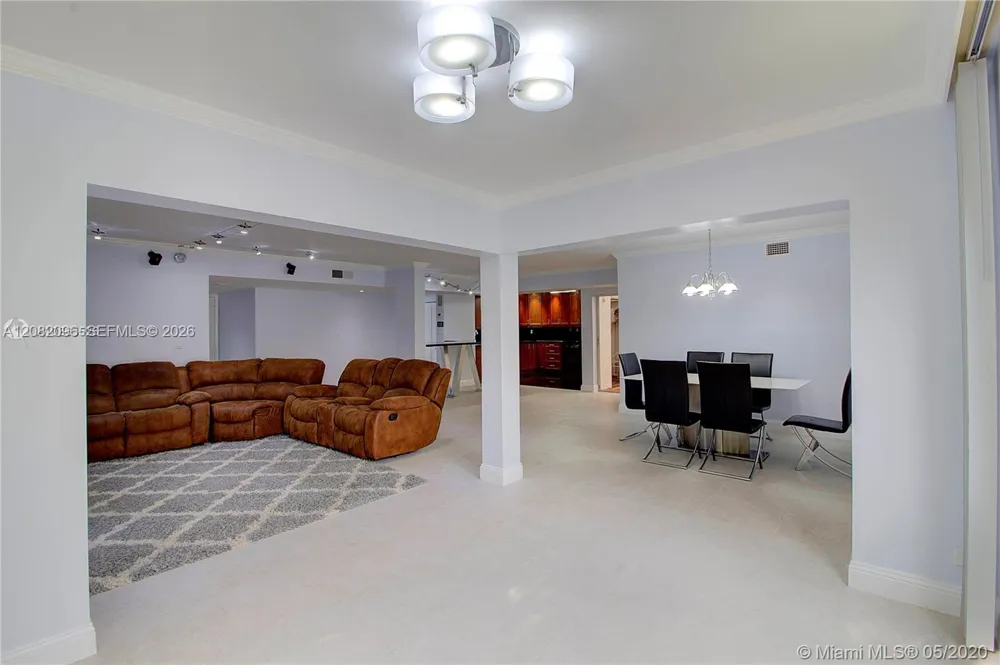 323 Ives Dairy Rd #323-10 Miami, FL 33179
