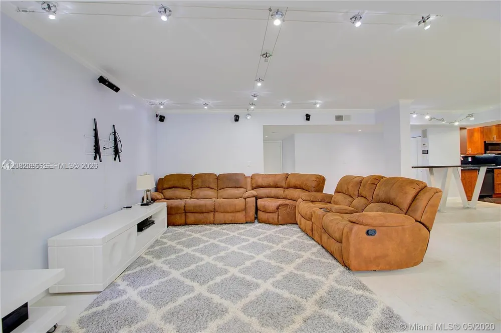 323 Ives Dairy Rd #323-10 Miami, FL 33179