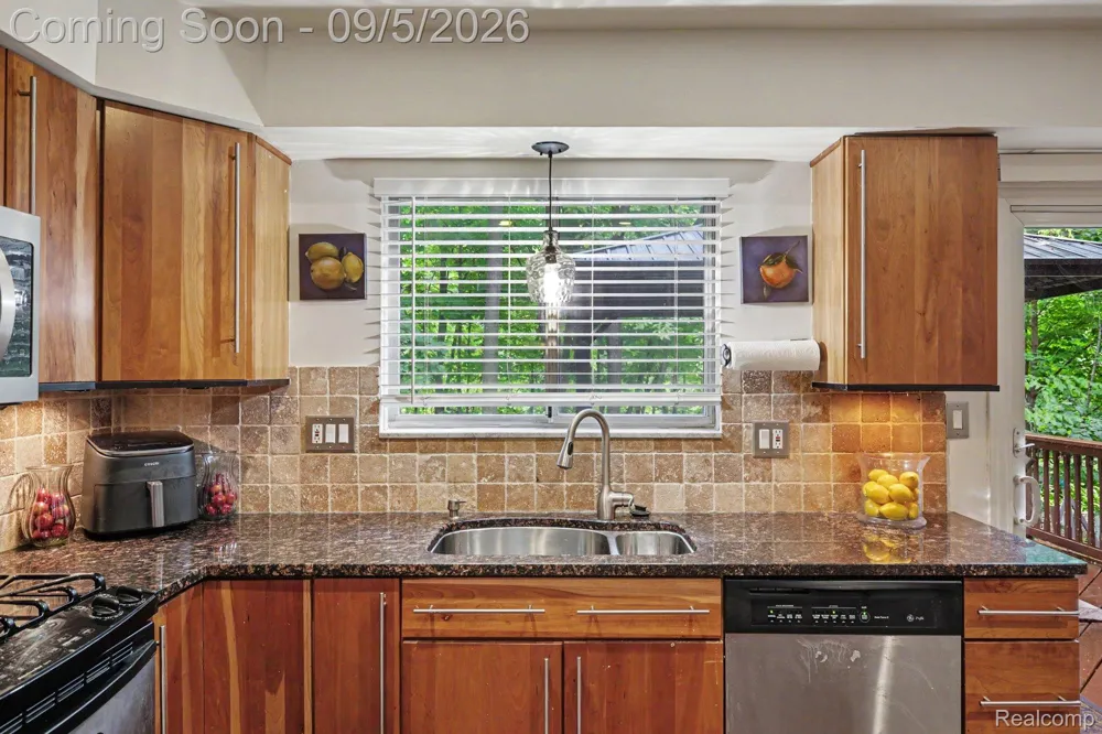 441 Pinehurst Drive Rochester Hills City, MI 48309