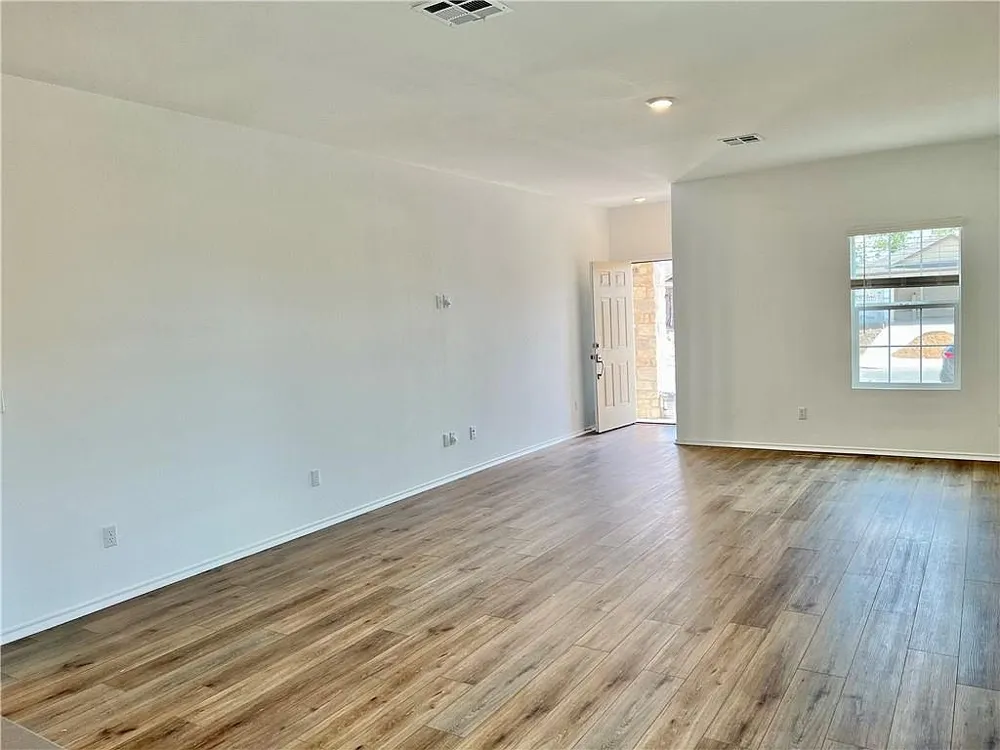 290 Silver Glen Drive Kyle, TX 78640