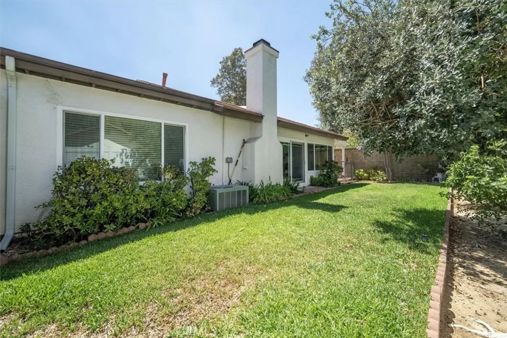 23533 Via Castanet Valencia, CA 91355
