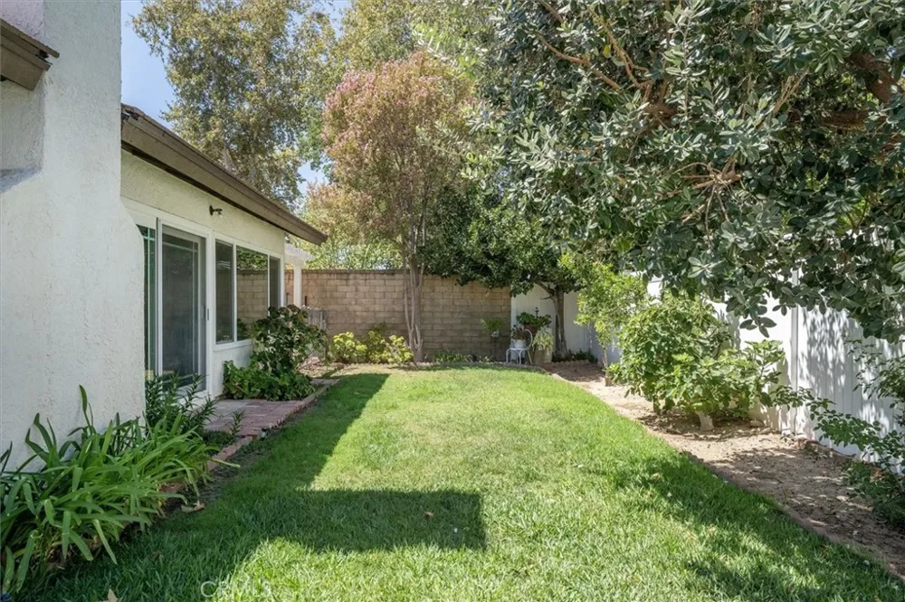 23533 Via Castanet Valencia, CA 91355