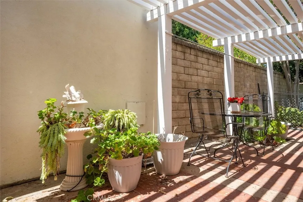 23533 Via Castanet Valencia, CA 91355