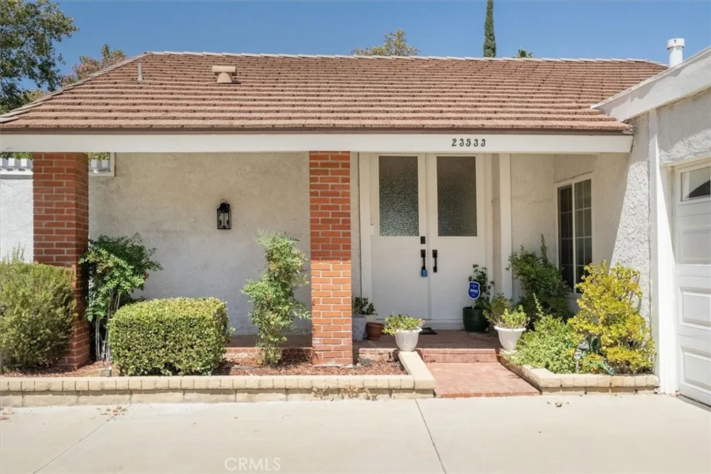 23533 Via Castanet Valencia, CA 91355