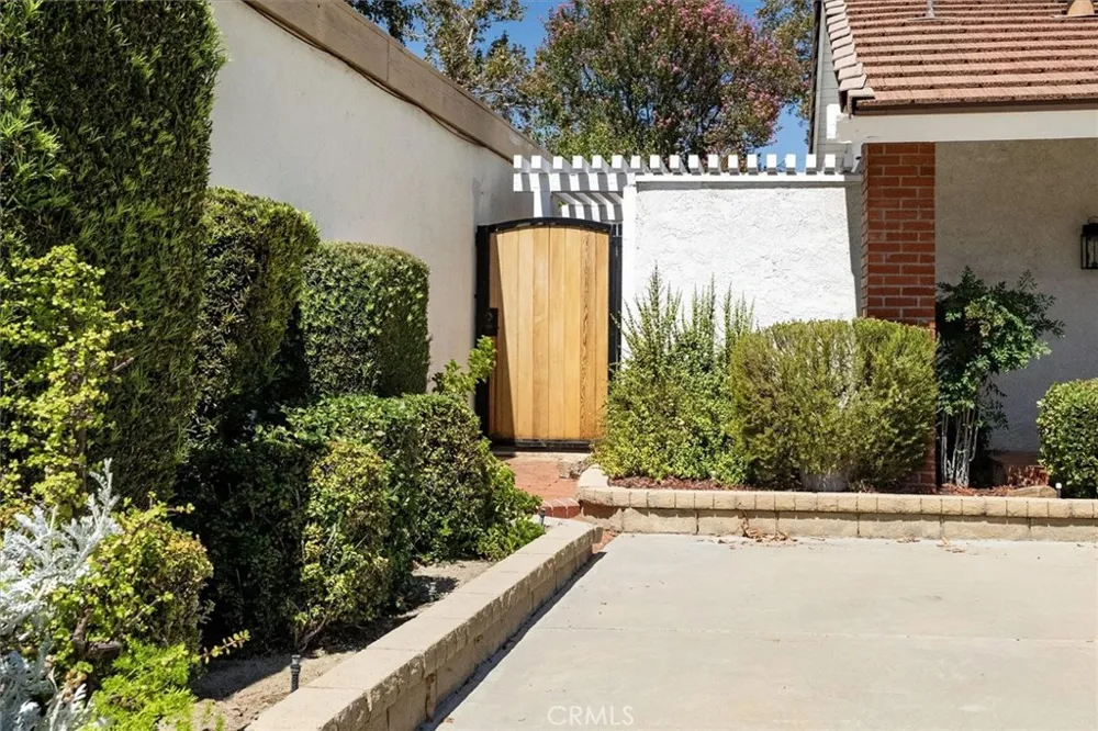 23533 Via Castanet Valencia, CA 91355