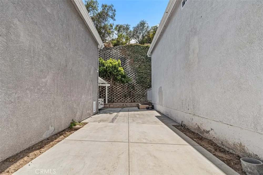 32 La Costa Court Laguna Beach, CA 92651