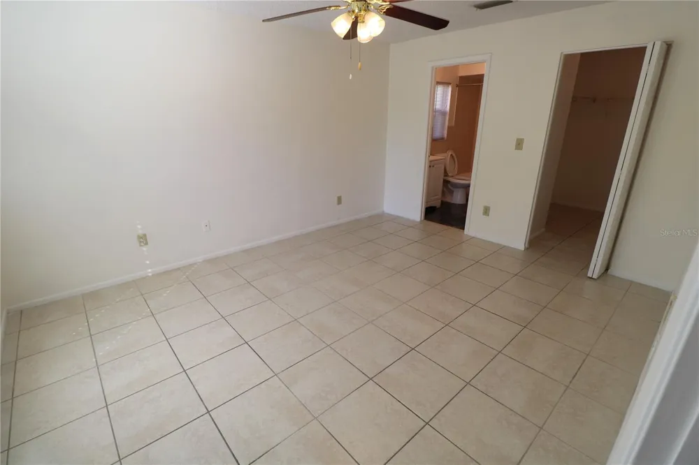 5017 OAKSHIRE DR Tampa, FL 33625