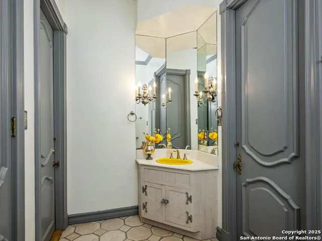 7 Lazy Hollow San Antonio, TX 78230