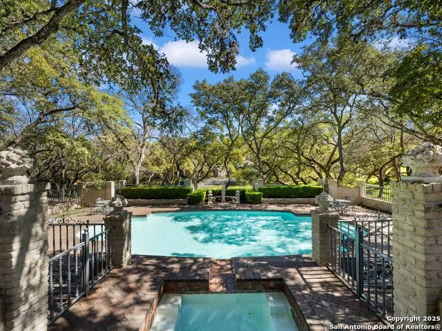 7 Lazy Hollow San Antonio, TX 78230