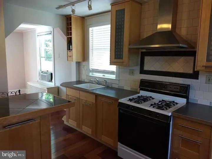 802 S GLEBE ROAD Arlington, VA 22204