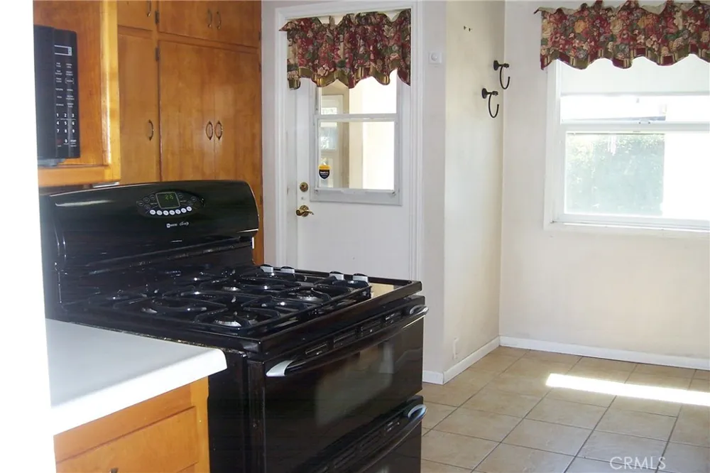 1632 Meserve Pomona, CA 91766