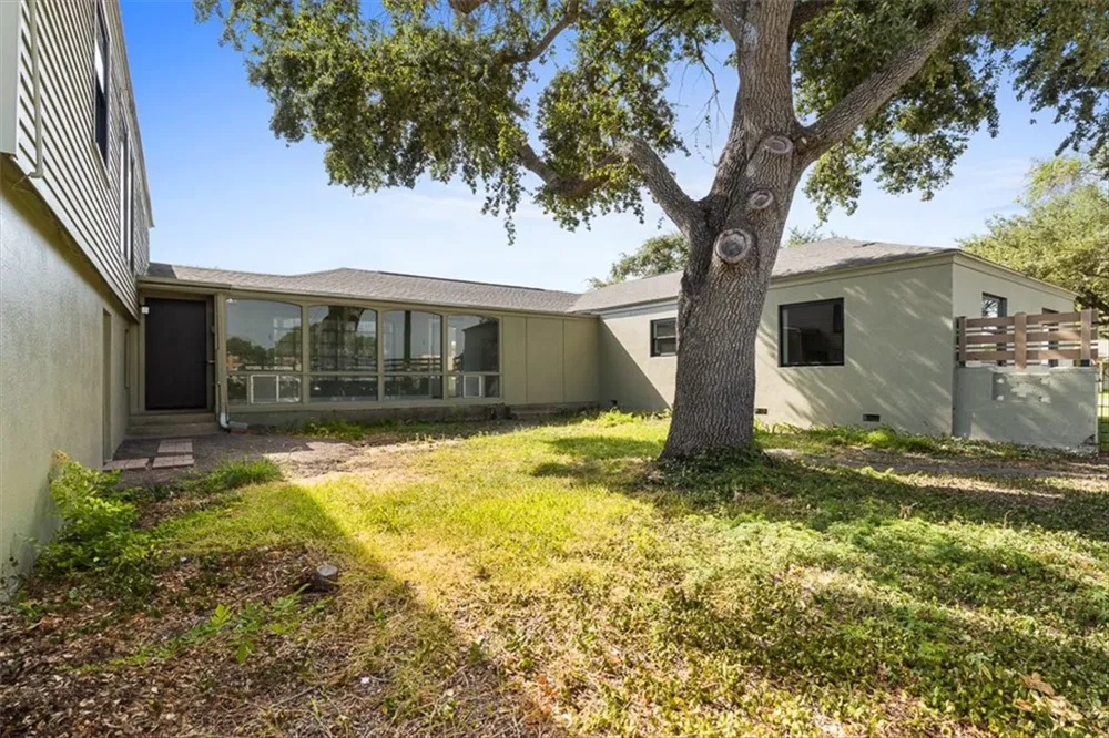 1024 E Main Street Sinton, TX 78387