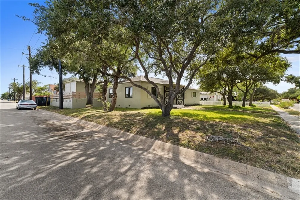 1024 E Main Street Sinton, TX 78387