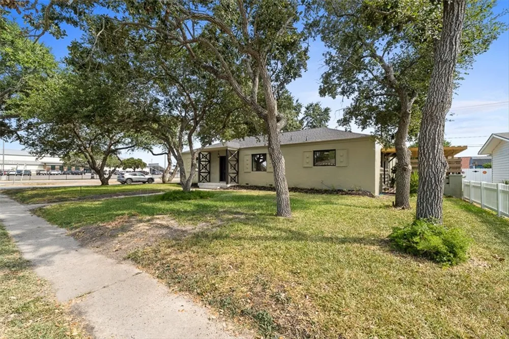 1024 E Main Street Sinton, TX 78387