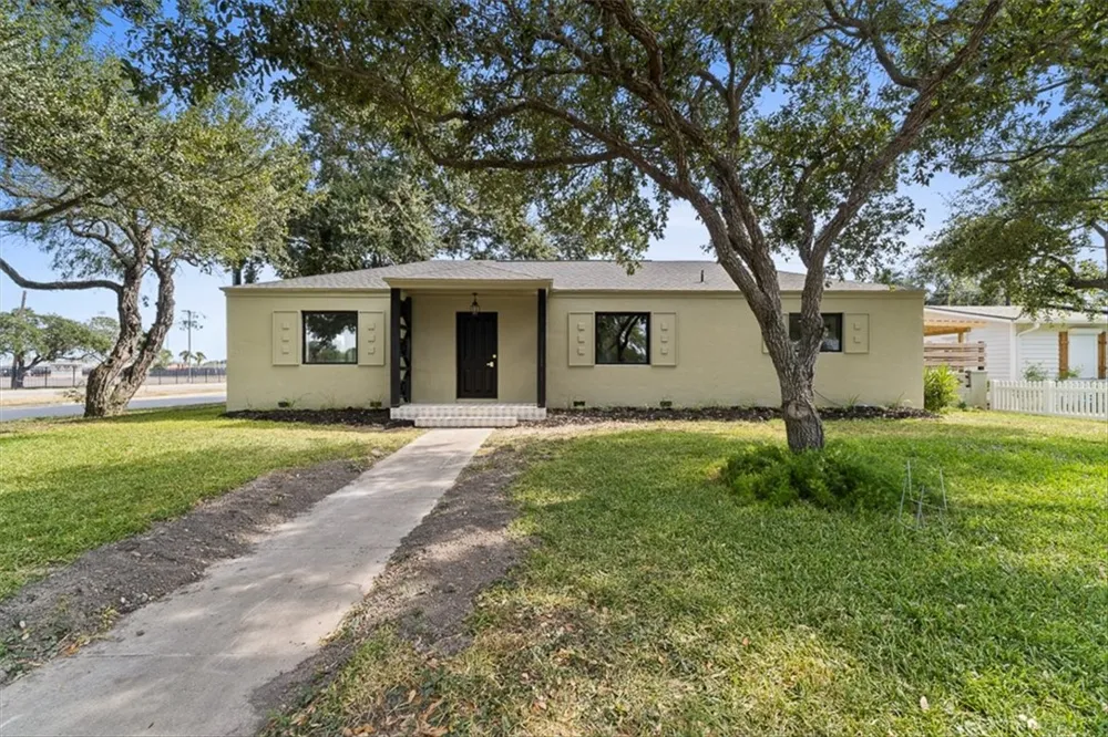 1024 E Main Street Sinton, TX 78387