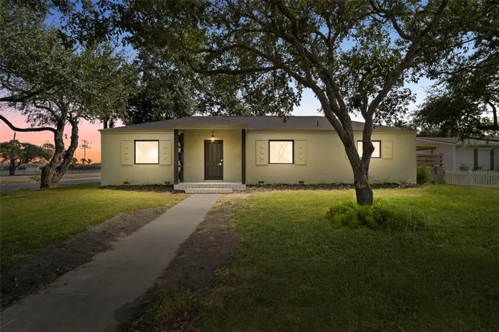 1024 E Main Street Sinton, TX 78387