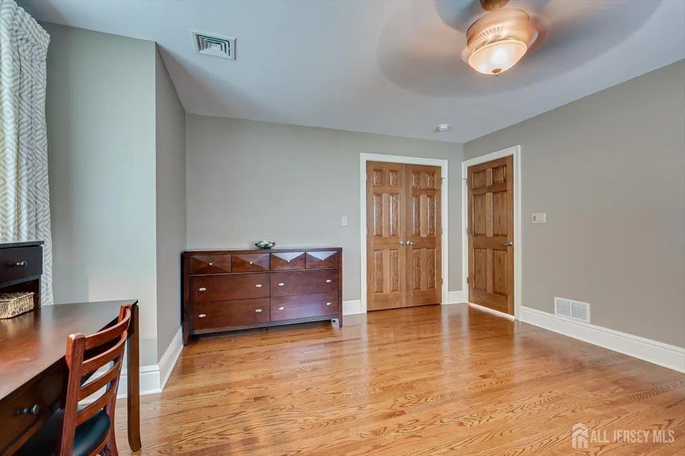 4 Edgewood Road Edison, NJ 08820