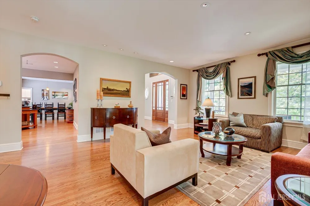 4 Edgewood Road Edison, NJ 08820
