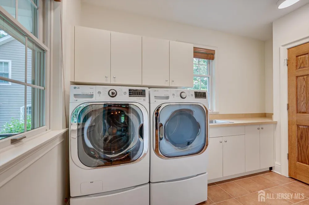 4 Edgewood Road Edison, NJ 08820