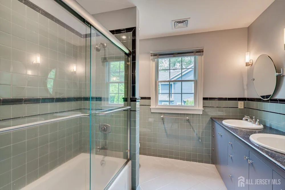 4 Edgewood Road Edison, NJ 08820