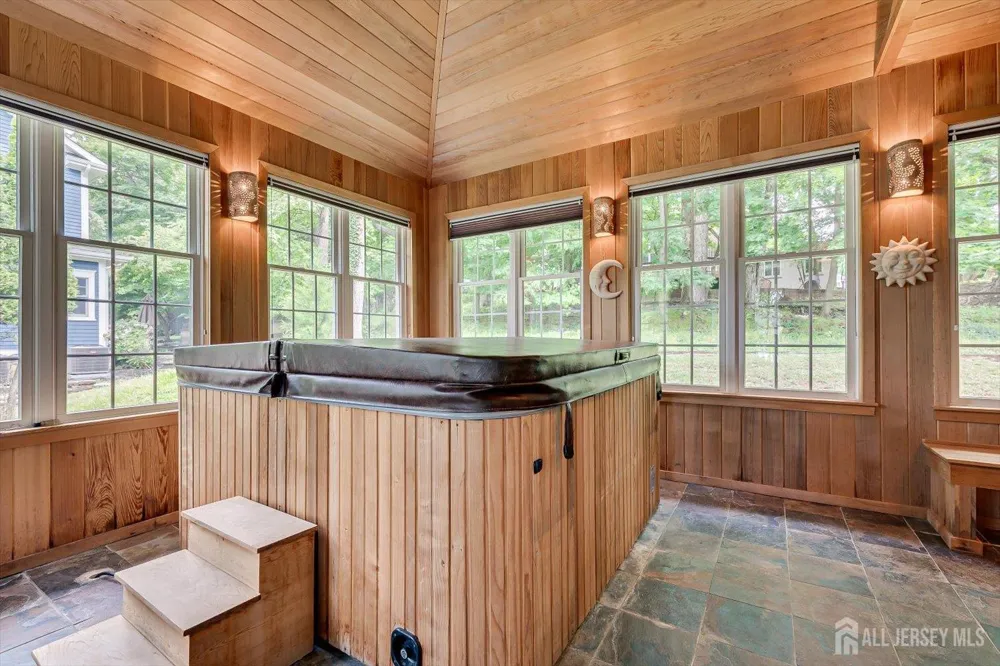 4 Edgewood Road Edison, NJ 08820