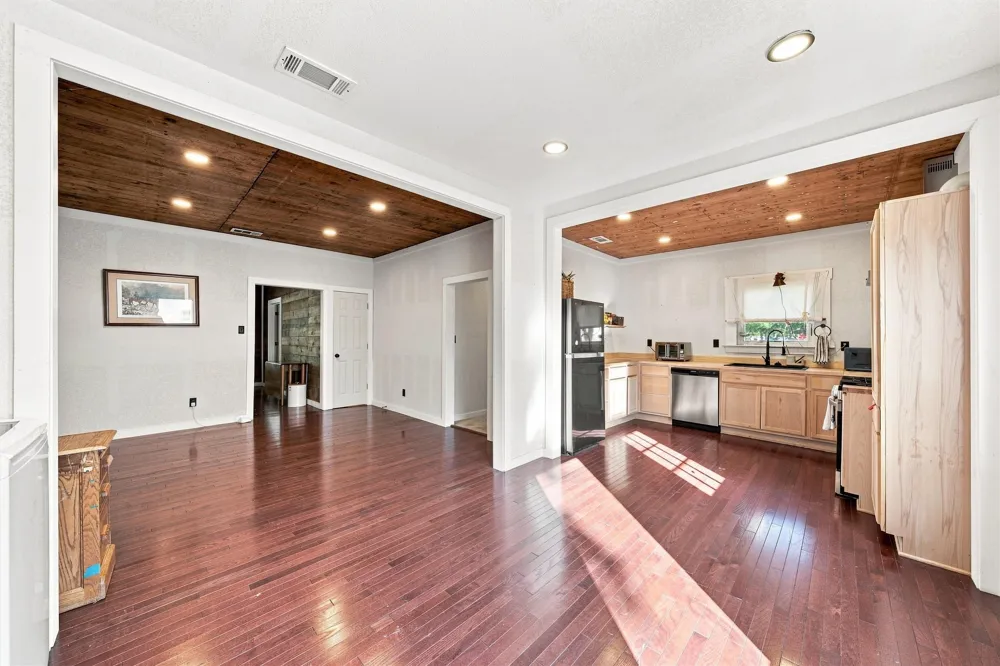 202 E Avenue E Rosebud, TX 76570