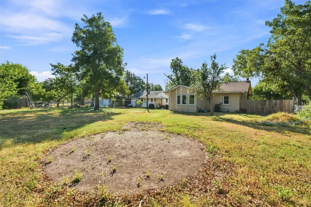 202 E Avenue E Rosebud, TX 76570