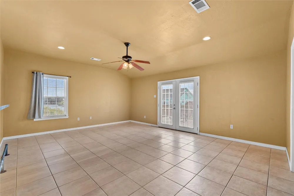 7108 E Hunter Drive Hitchcock, TX 77563