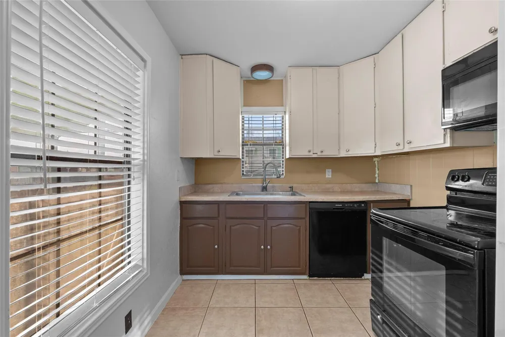 7108 E Hunter Drive Hitchcock, TX 77563