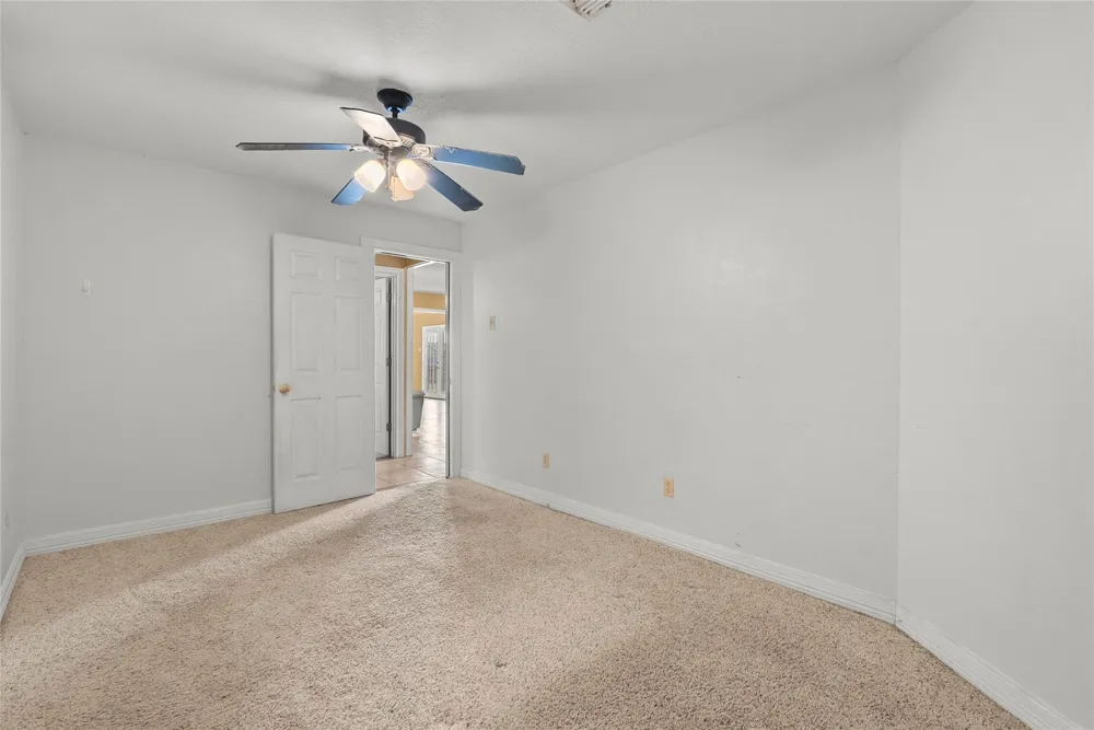 7108 E Hunter Drive Hitchcock, TX 77563