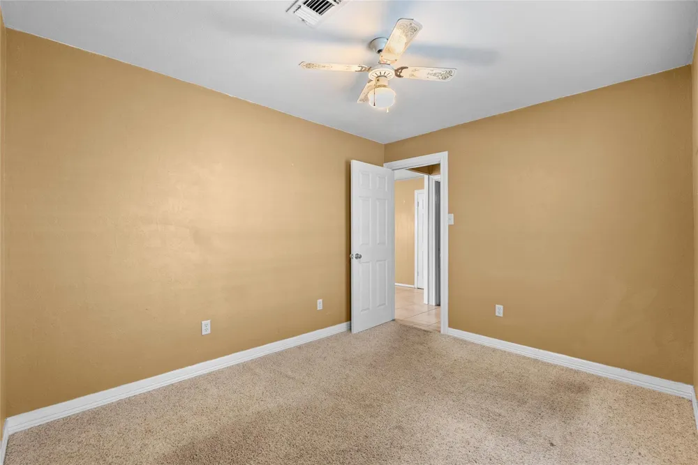 7108 E Hunter Drive Hitchcock, TX 77563
