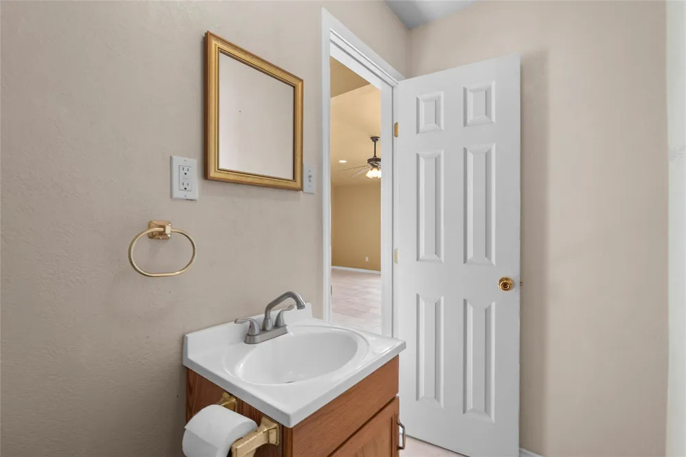 7108 E Hunter Drive Hitchcock, TX 77563