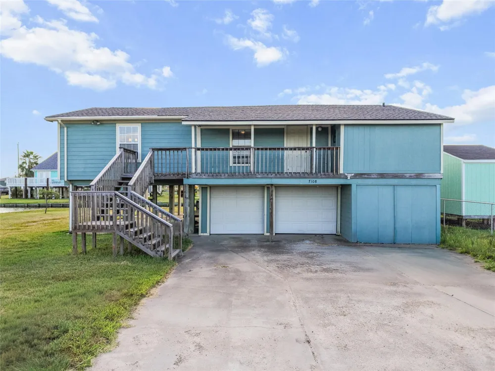 7108 E Hunter Drive Hitchcock, TX 77563