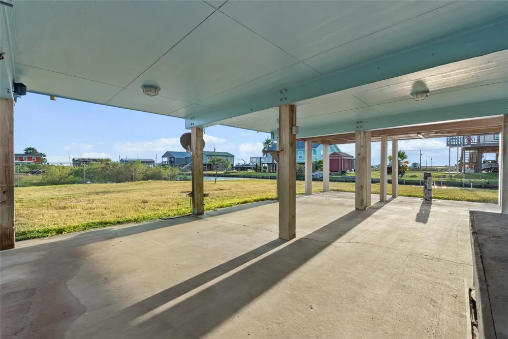 7108 E Hunter Drive Hitchcock, TX 77563