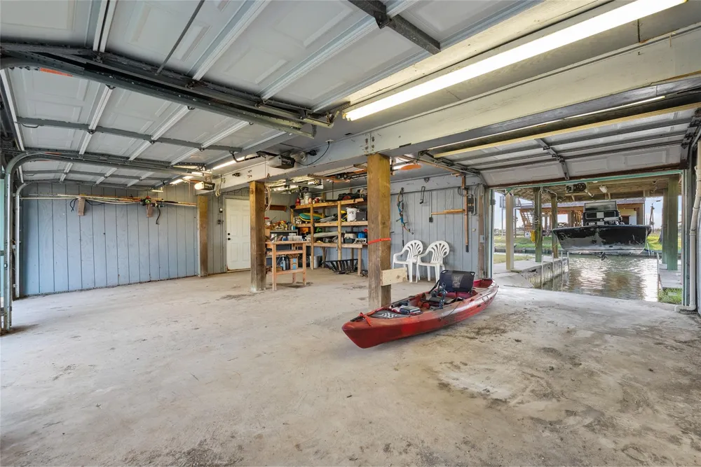 7108 E Hunter Drive Hitchcock, TX 77563