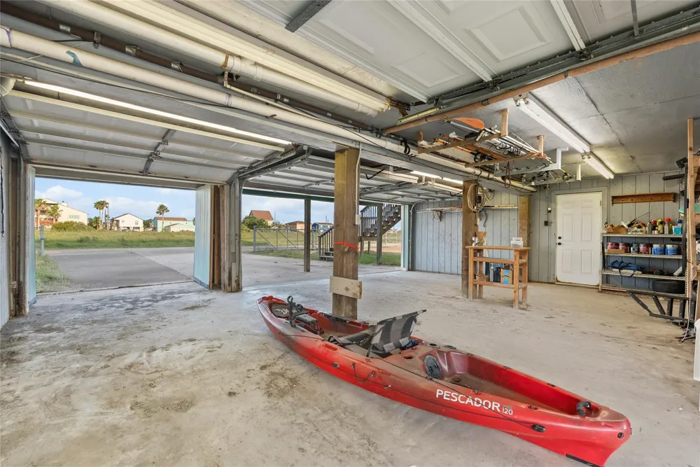 7108 E Hunter Drive Hitchcock, TX 77563