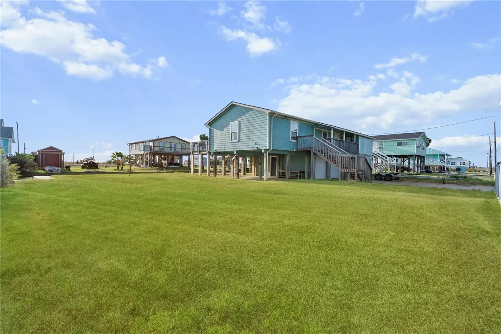 7108 E Hunter Drive Hitchcock, TX 77563
