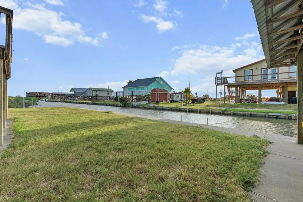 7108 E Hunter Drive Hitchcock, TX 77563
