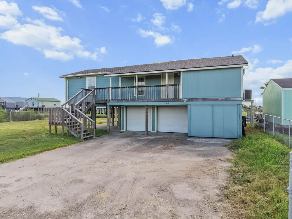 7108 E Hunter Drive Hitchcock, TX 77563