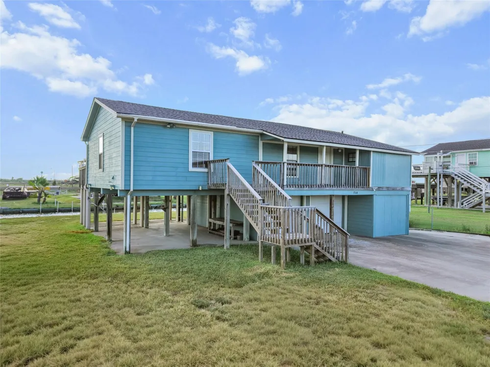 7108 E Hunter Drive Hitchcock, TX 77563