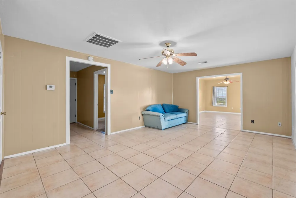 7108 E Hunter Drive Hitchcock, TX 77563
