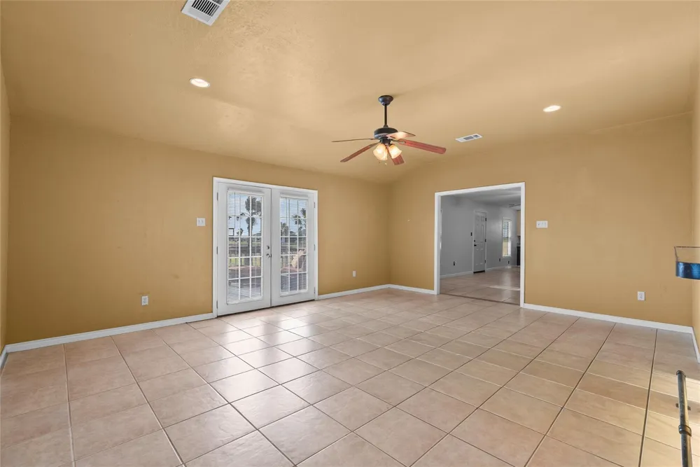 7108 E Hunter Drive Hitchcock, TX 77563