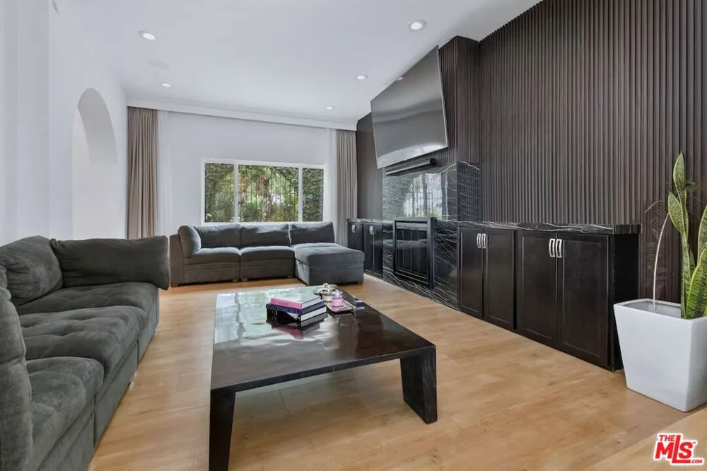 9664 Andora Avenue Los Angeles, CA 91311