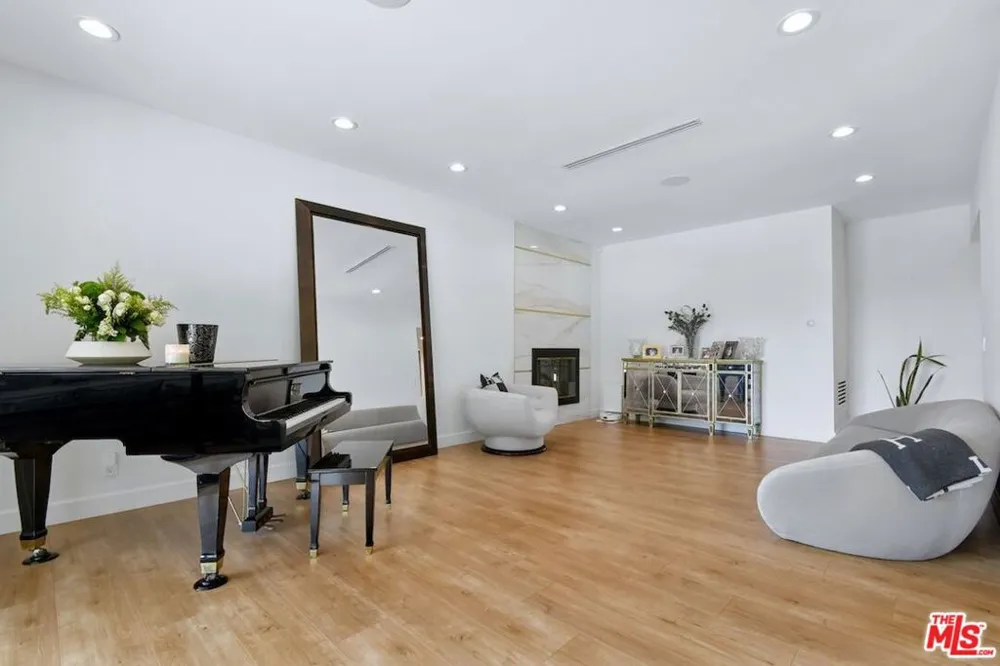 9664 Andora Avenue Los Angeles, CA 91311