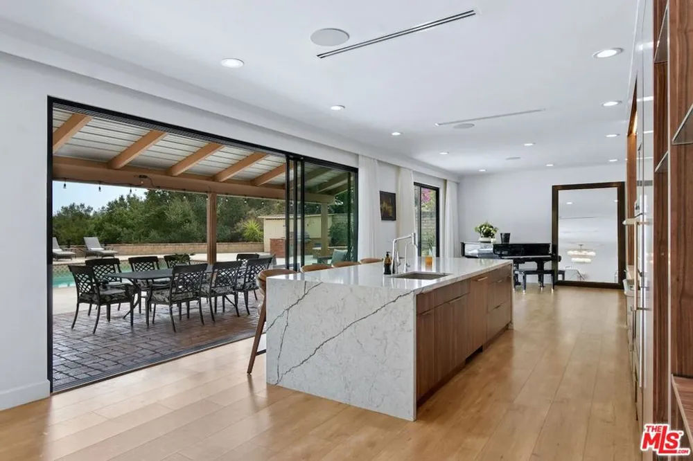 9664 Andora Avenue Los Angeles, CA 91311