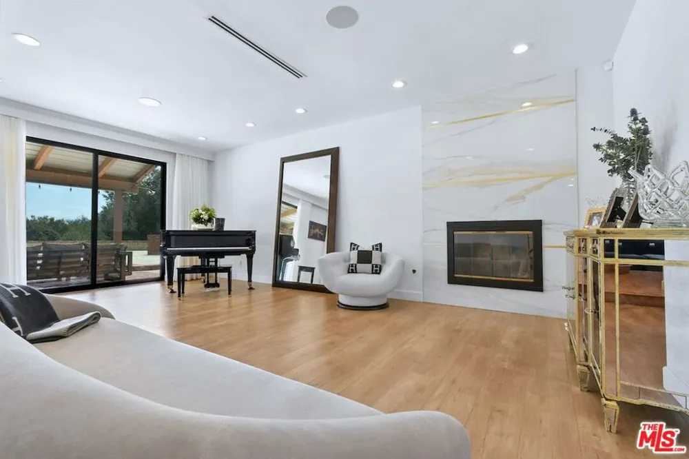 9664 Andora Avenue Los Angeles, CA 91311