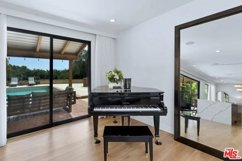 9664 Andora Avenue Los Angeles, CA 91311