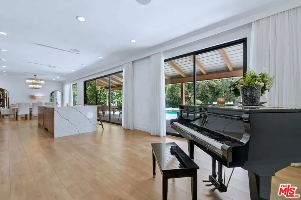 9664 Andora Avenue Los Angeles, CA 91311
