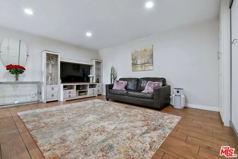 9664 Andora Avenue Los Angeles, CA 91311