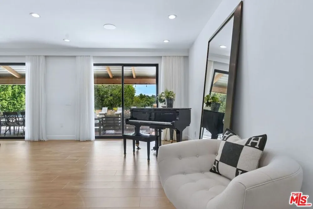 9664 Andora Avenue Los Angeles, CA 91311